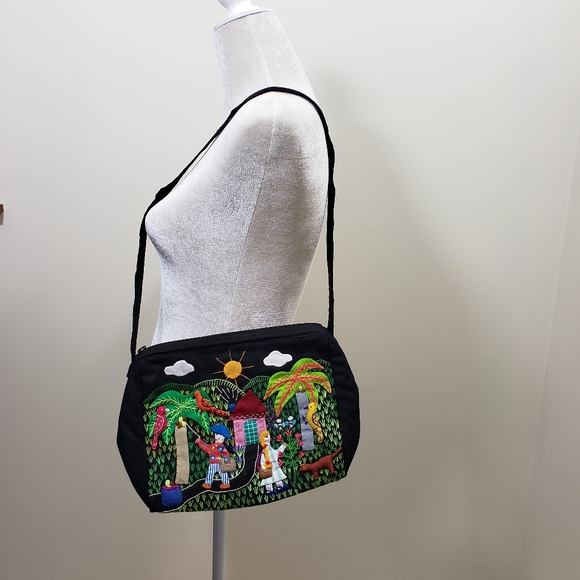 Embroidered quilted medium sized purse with amazing detail - Picture 3 of 14